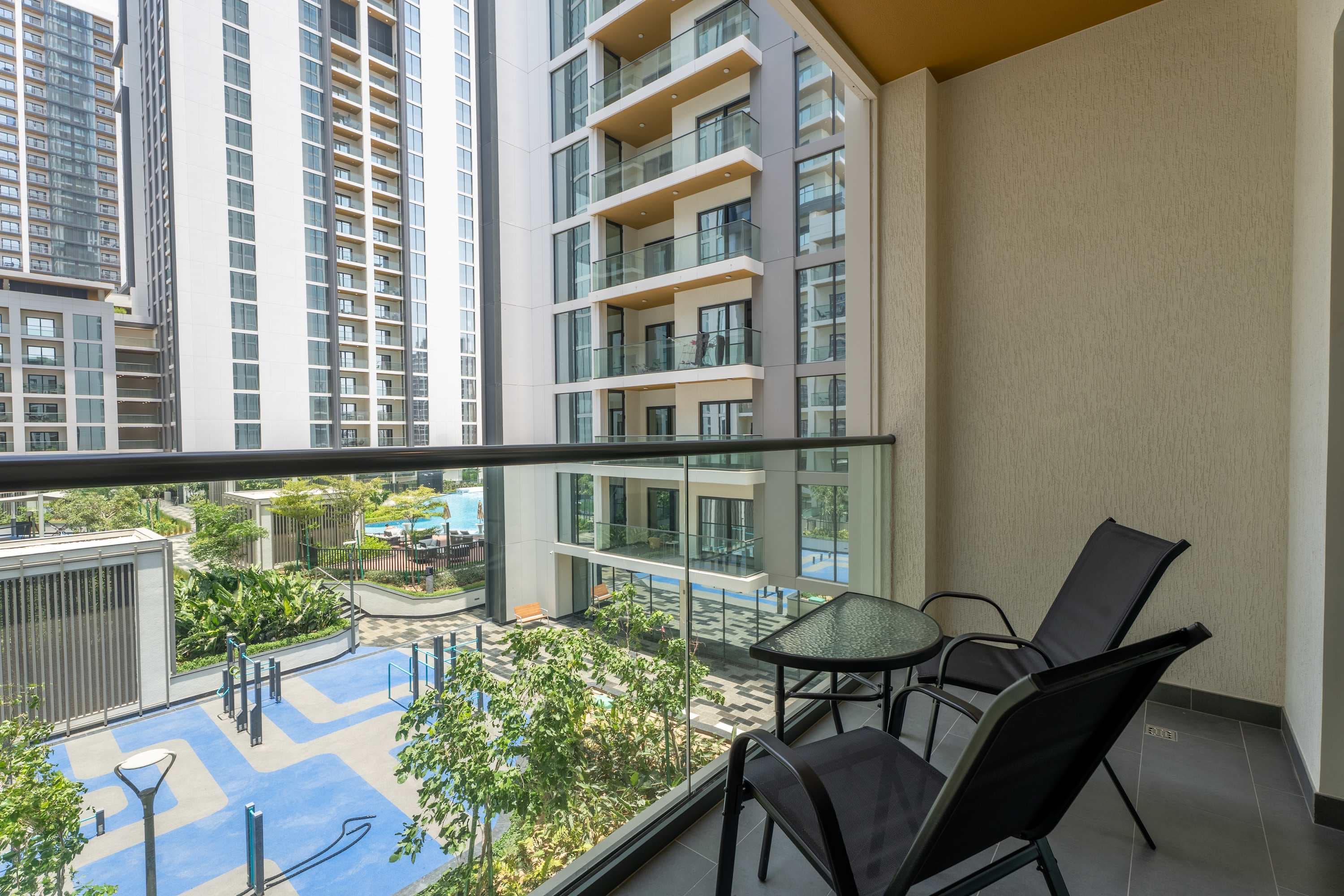 Pool-View Balcony | Sleeps Four | Downtown Nearby — photo 5