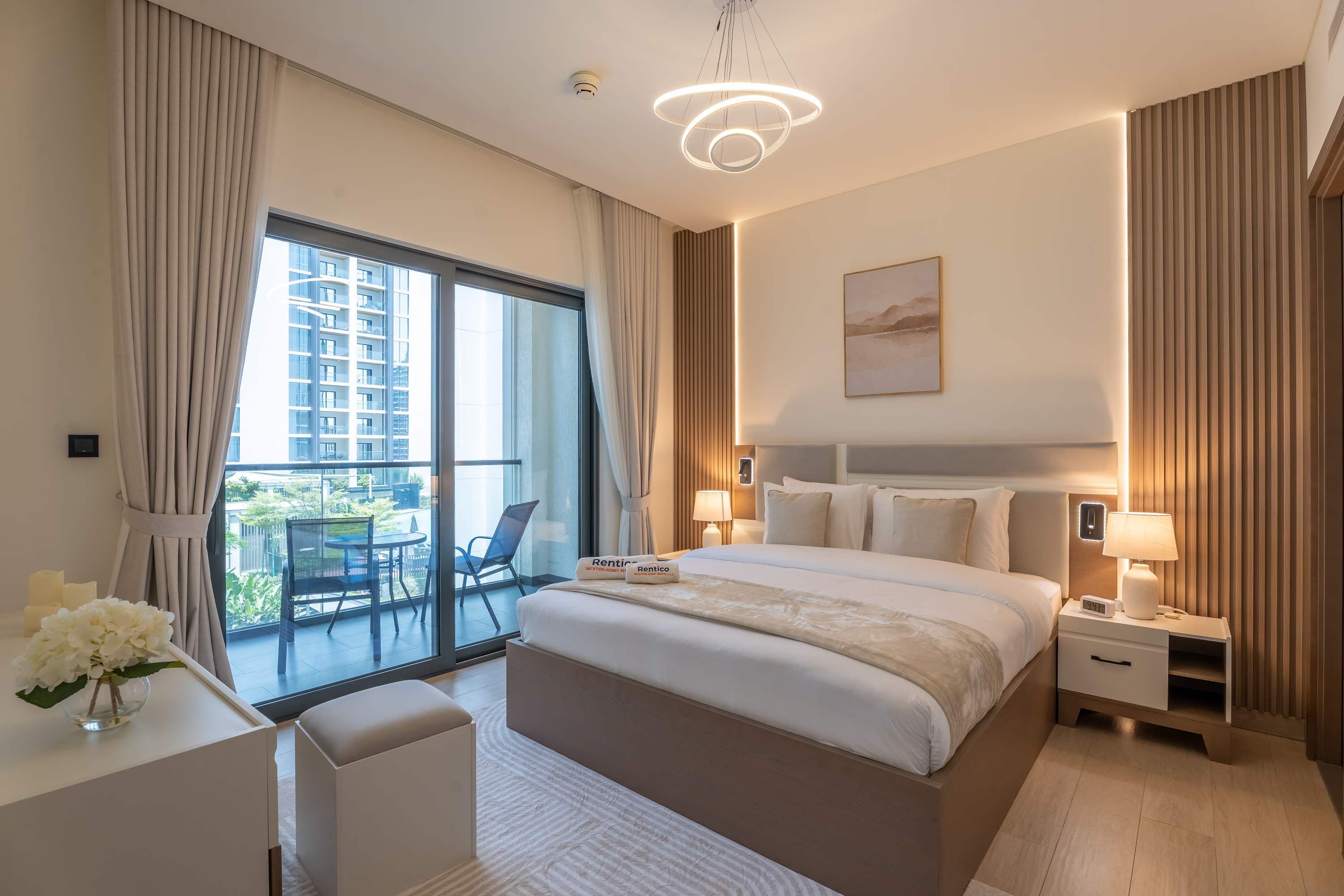 Pool-View Balcony | Sleeps Four | Downtown Nearby — photo 2