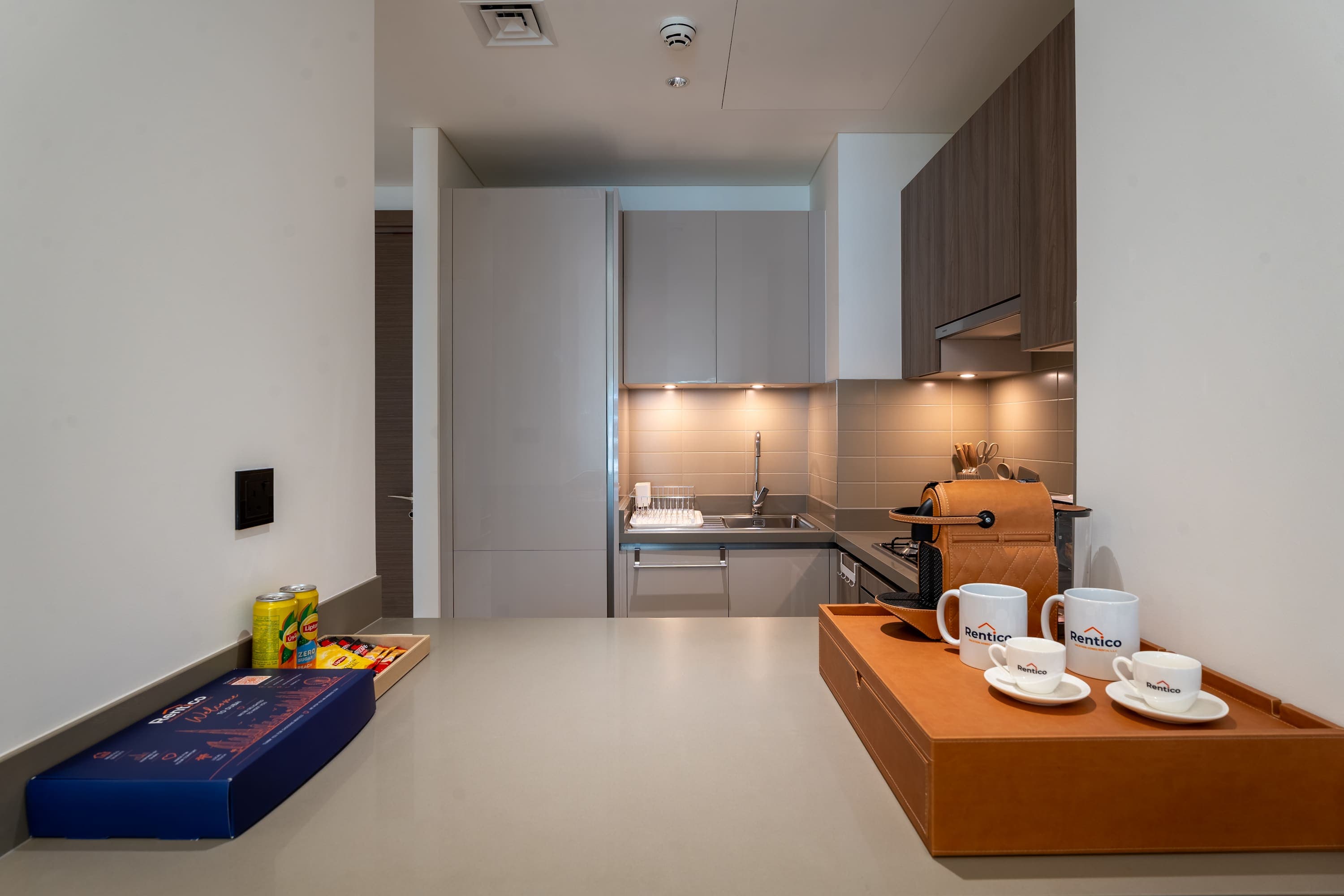 Pool-View Balcony | Sleeps Four | Downtown Nearby — photo 6