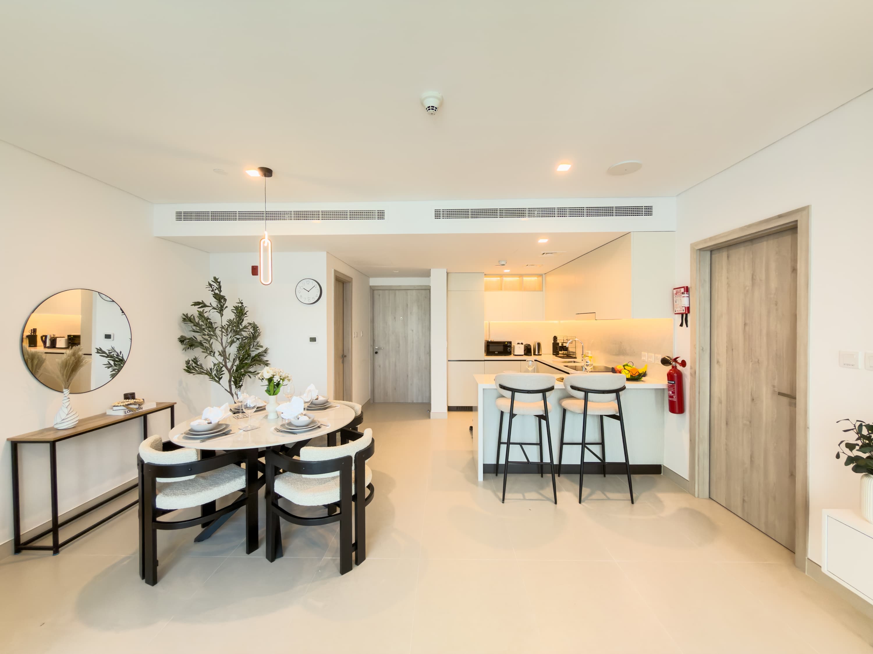 Rentico | 1BR Marina Waterfront | Pool & Cinema โ photo 4